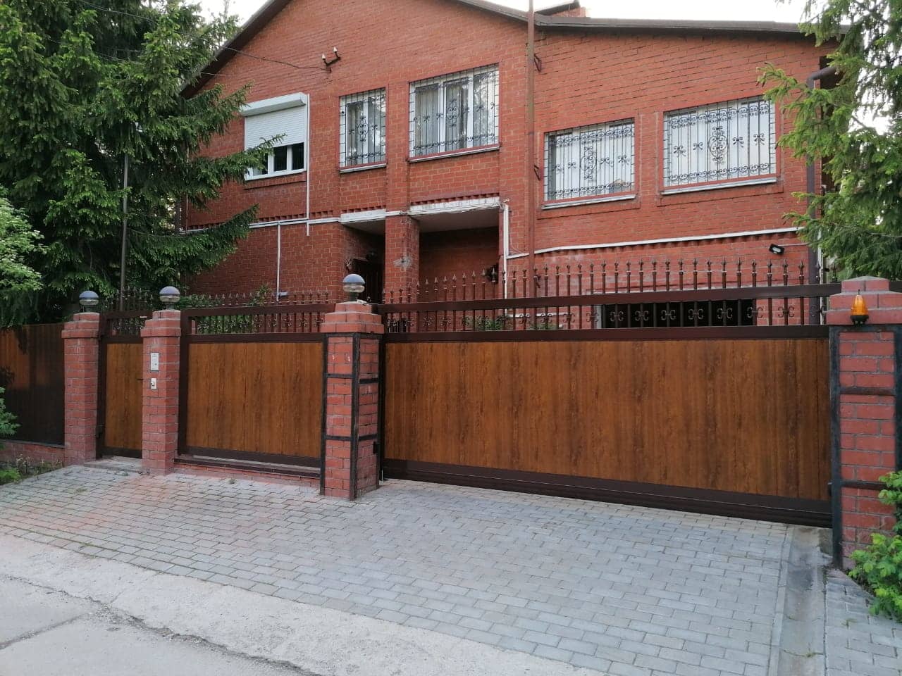 Уличные ворота DoorHan в Новгороде с установкой