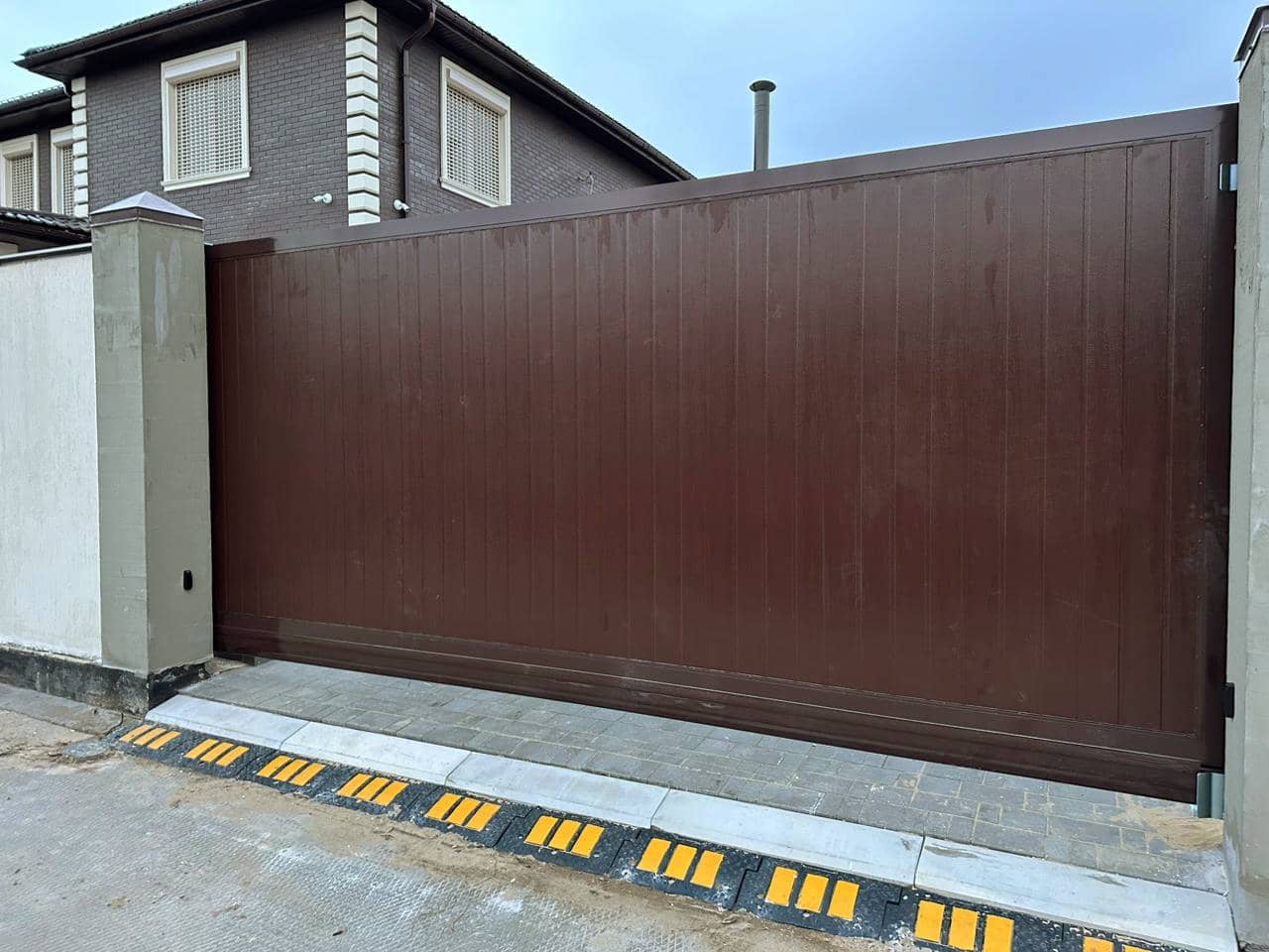 Уличные ворота DoorHan в Новгороде с установкой